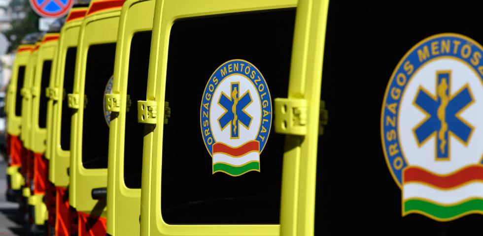 OM Országos Mentőszolgálat Borsod életmentés mentő mentős egészségügy kórház törtnet mentőautó 