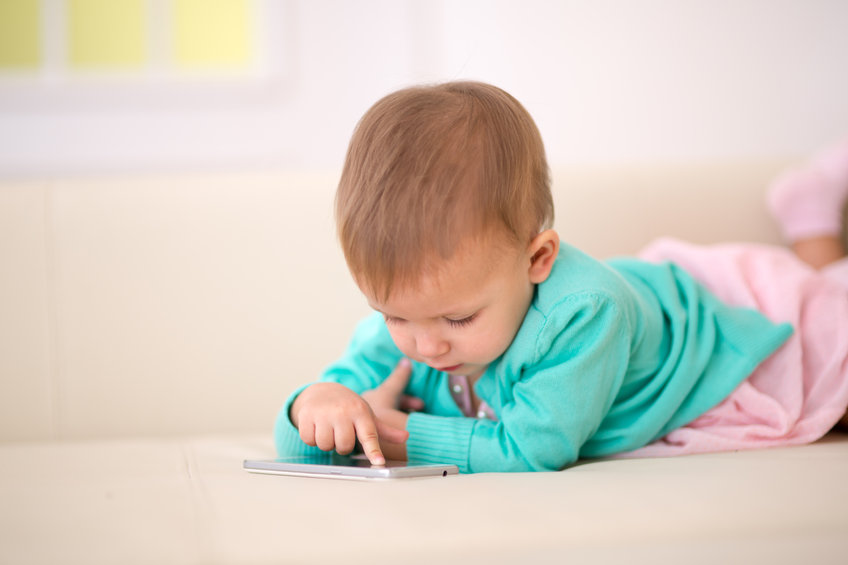 kisgyermek okos telefon eszköz mobil baba