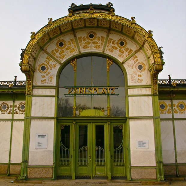 Otto Wagner nyári hangulatú pavilonjai napraforgó mintákkal