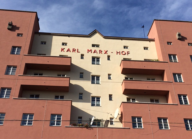 A Vörös Bécs szimbóluma, a Karl Marx Hof