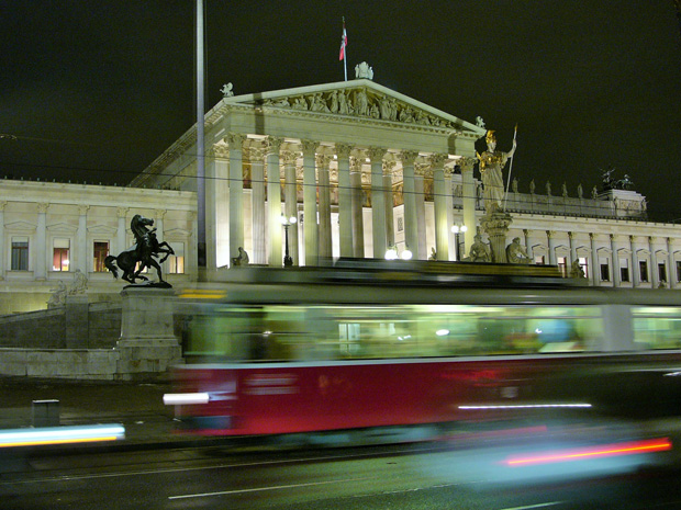 Jönnek-mennek a villamosok