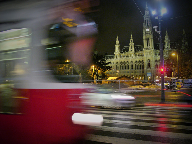 Belekacsintott a villamos a képbe a Rathausnál