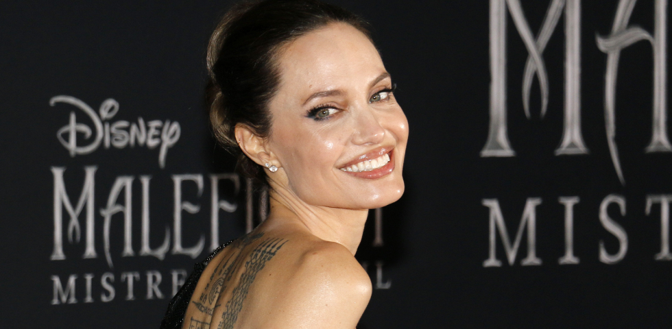 Angelina Jolie fekete ruha vörös szőnyeg