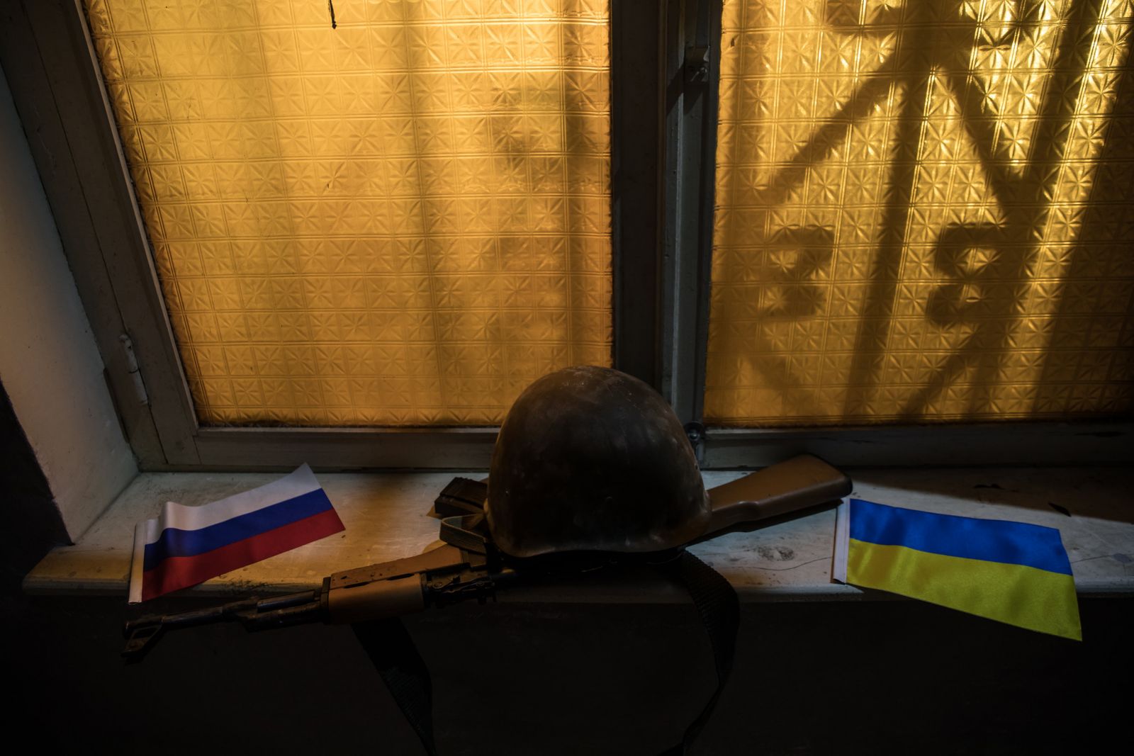 ablak orosz ukrán zászló sisak puska