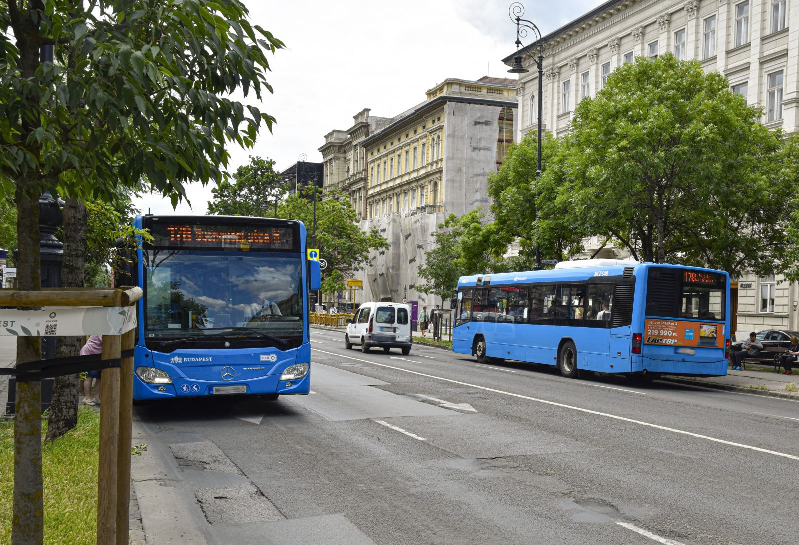 A Budapesti Közlekedési Központ (BKK) 178-as járatszámú autóbuszai az Andrássy úton. BKK Andrássy közlekedés Hősök tere torlódás rendezvény 2022 nyár június közlekedési változás forgalom lezárás Liget