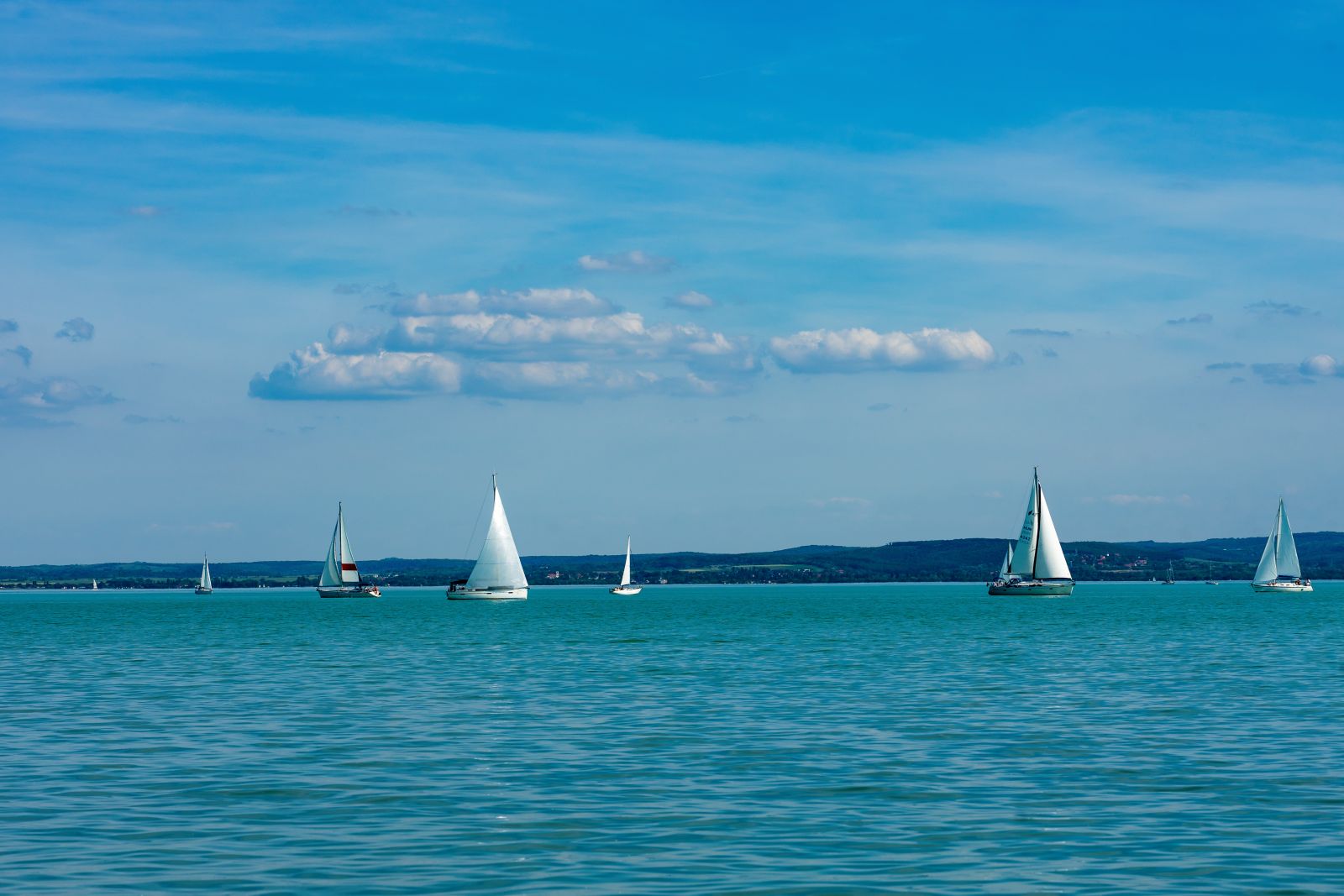 Balaton időjárás vitorláshajó vitorlázós idő szél szeles nyár június 2022 Magyarország hőmérséklet program