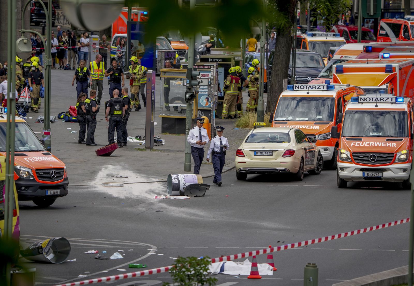 gázolás Berlin áldozatok sérültek merénylet sétálóutca baleset rendőrség, jármű