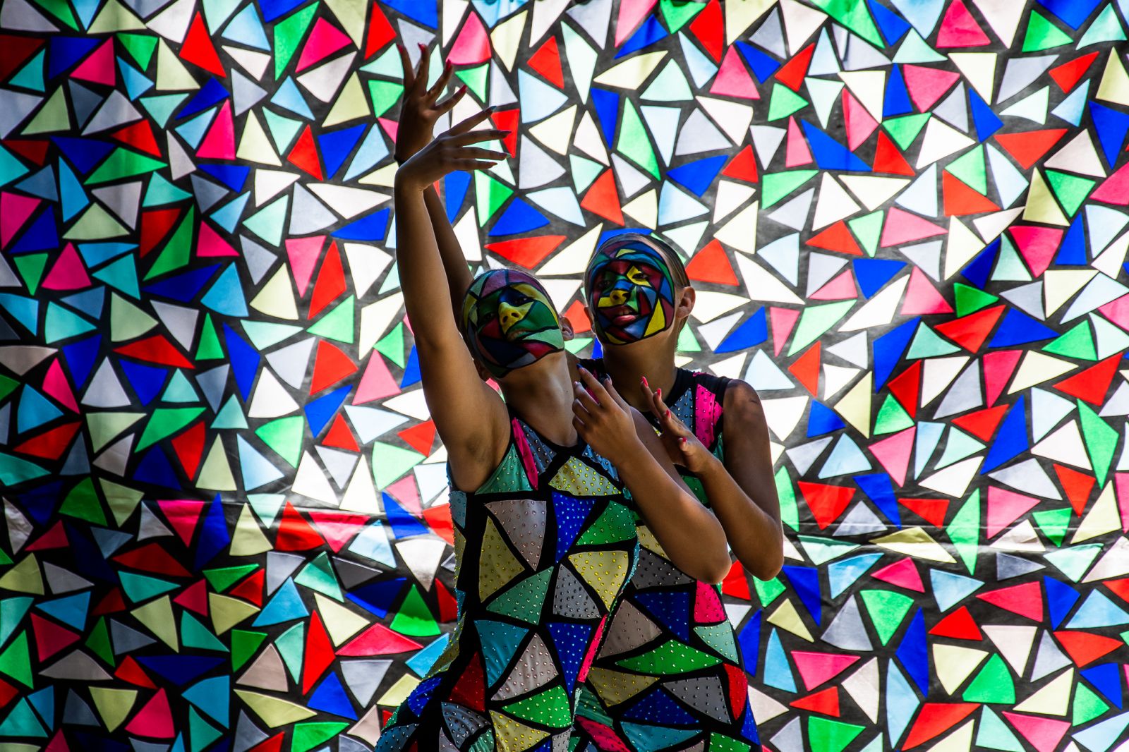 1.200 hazai táncos, 400 külföldi karneváli felvonuló és körülbelül 500.000 élővirág érkezik a Debreceni Virágkarneválra, mely már közel 3.000 ember közreműködésével valósul meg. Debreceni Virágkarnevál program 2022 programkavalkád tánc esemény növény virág gyermekprogramok