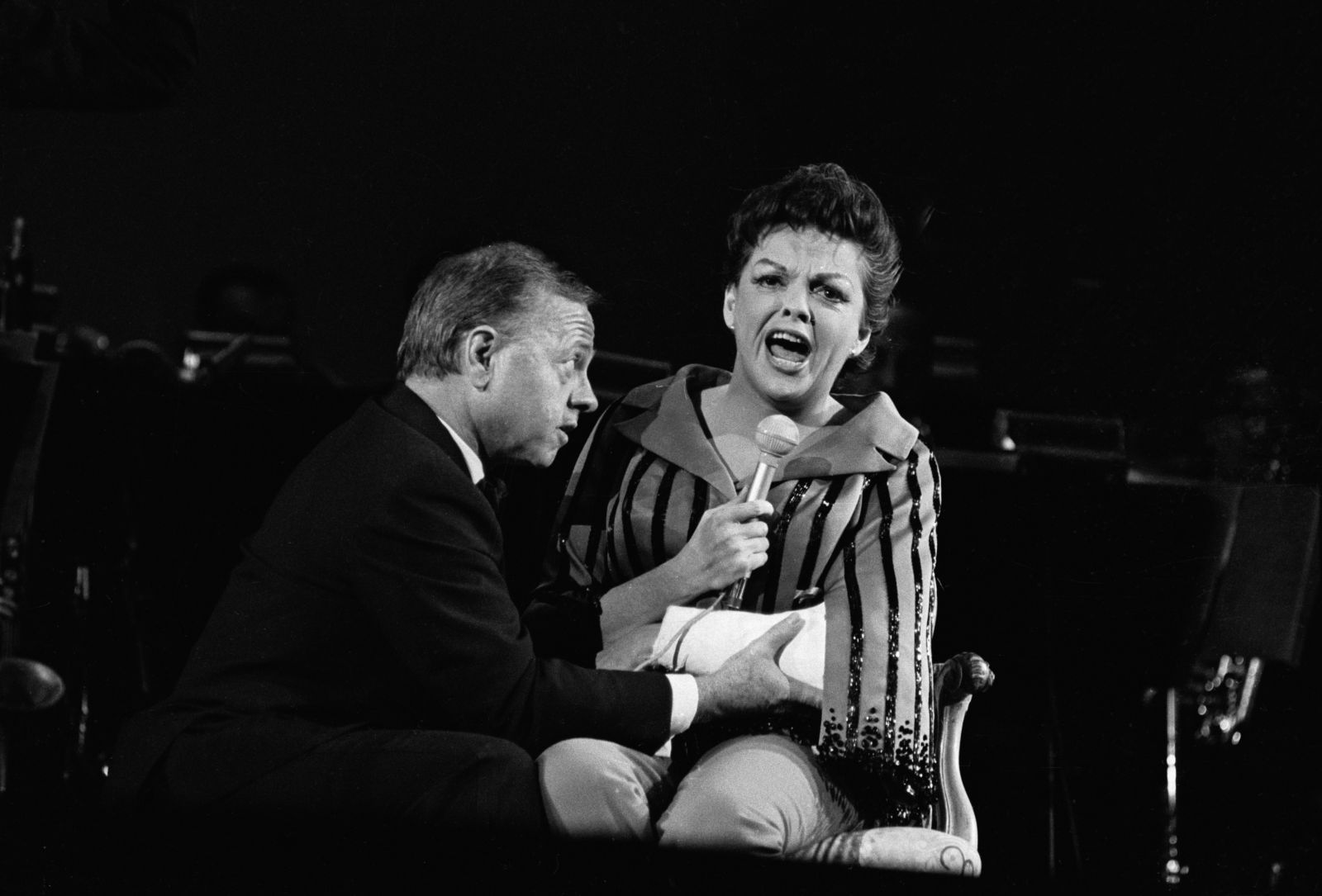A törött kezű Judy Garland és Mickey Rooney. Judy Garland Óz tragédia színésznő Amerika 100 éve született Liza Minnelli Dorothy Oscar díj halál elhunyt