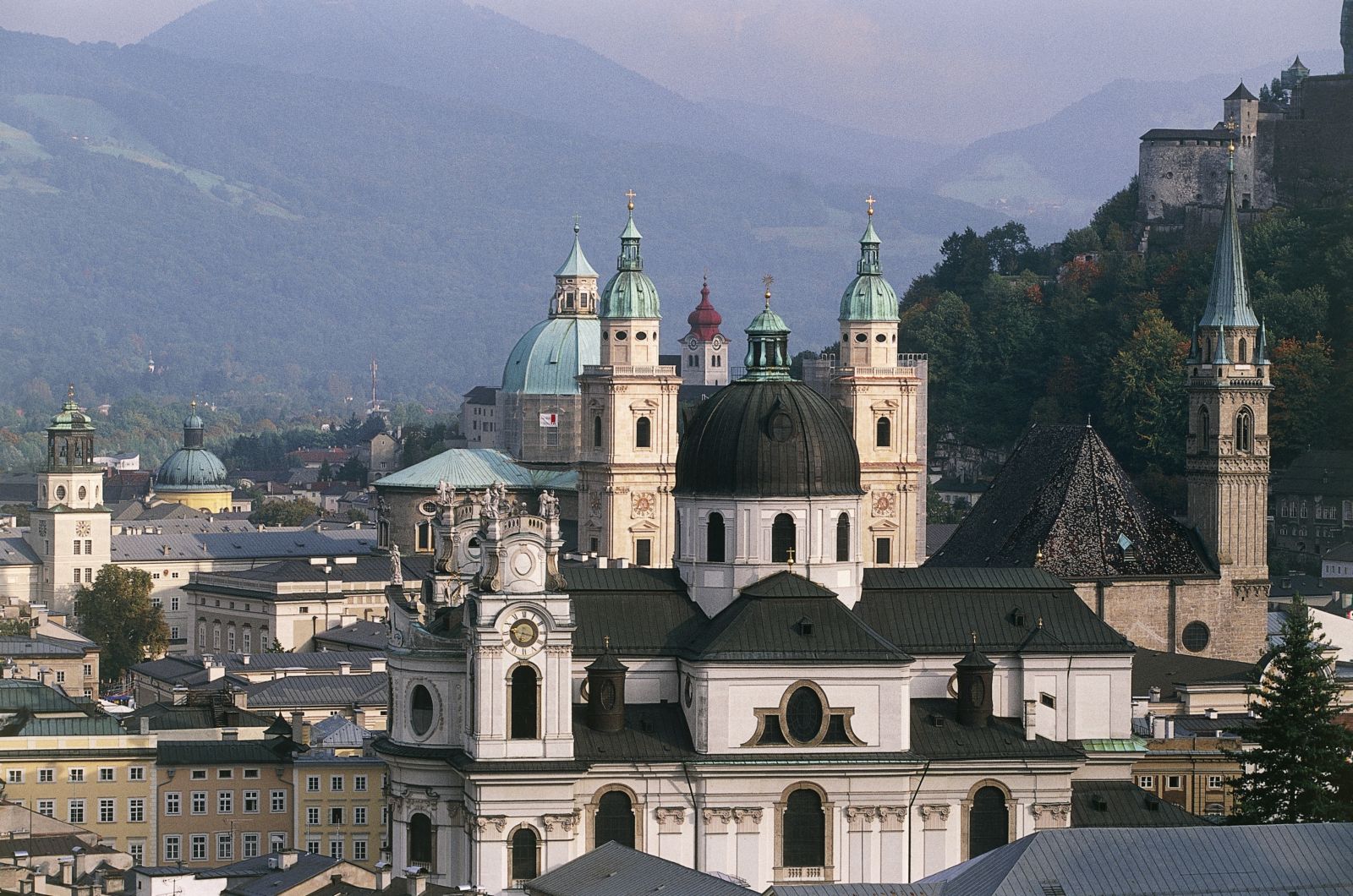 Salzburg Ausztria Alpok utazás nyaralás telelés osztrák város falu látnivalók hova utazzak régió gasztronómia sör kultúra zenei élet 