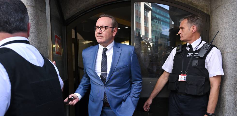 Kevin Spacey szexuális zaklatás bűncselekmény bíróság ártatlan bűnös vádpont tárgyalás bűnöző színész Anglia 