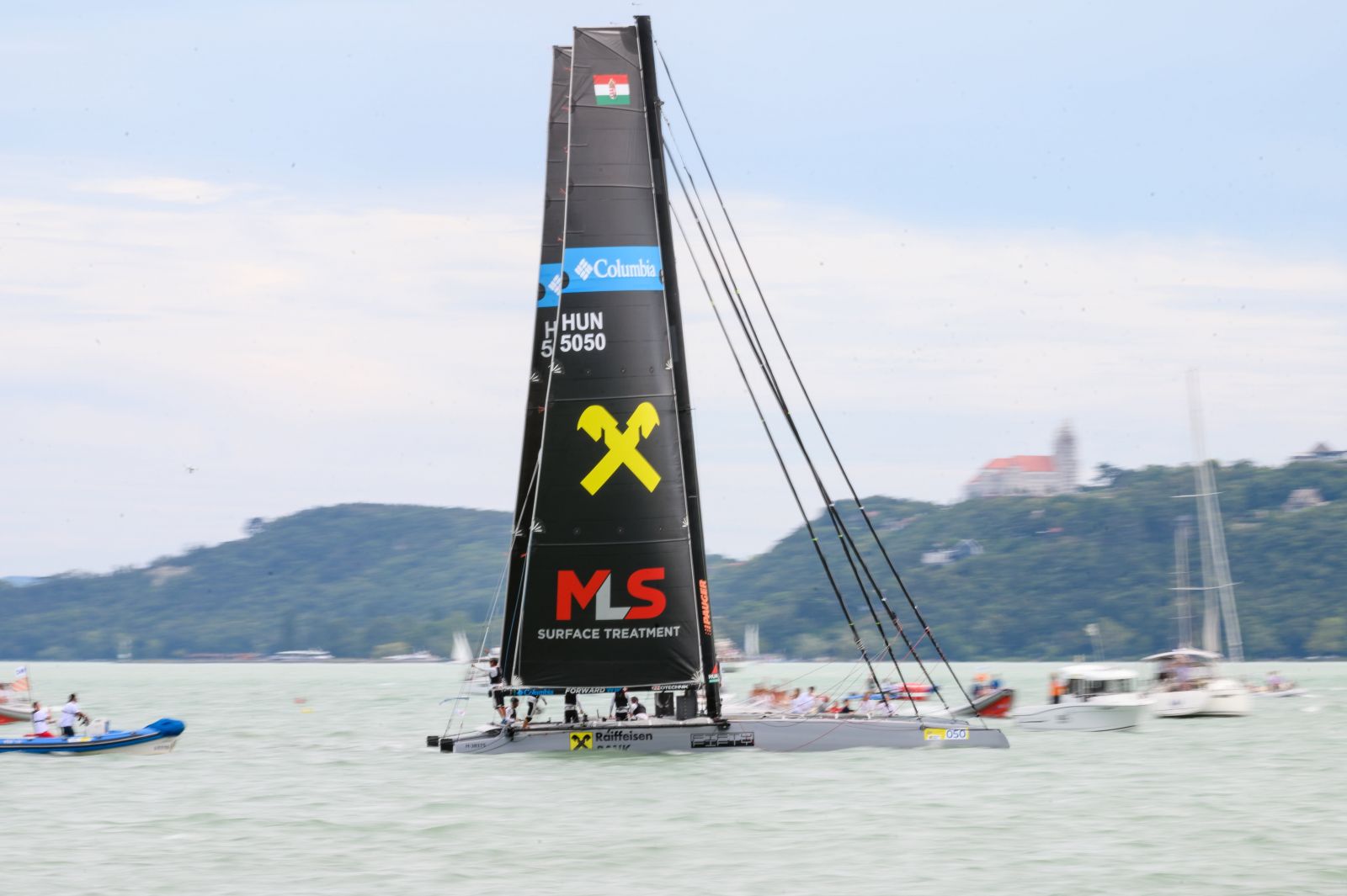 Az 54. Kékszalag Raiffeisen Nagydíj tókerülő vitorlásverseny győztese, Józsa Márton Miklós katamaránja, a Raiffeisen Fifty-Fifty a célba érkezés után Balatonfüred közelében 2022. július 14-én. Kékszalag Balaton 54. verseny vitorlásverseny tókerülés sport szél nyertes Raiffeisen Fifty-Fifty rekord nyár Magyarország