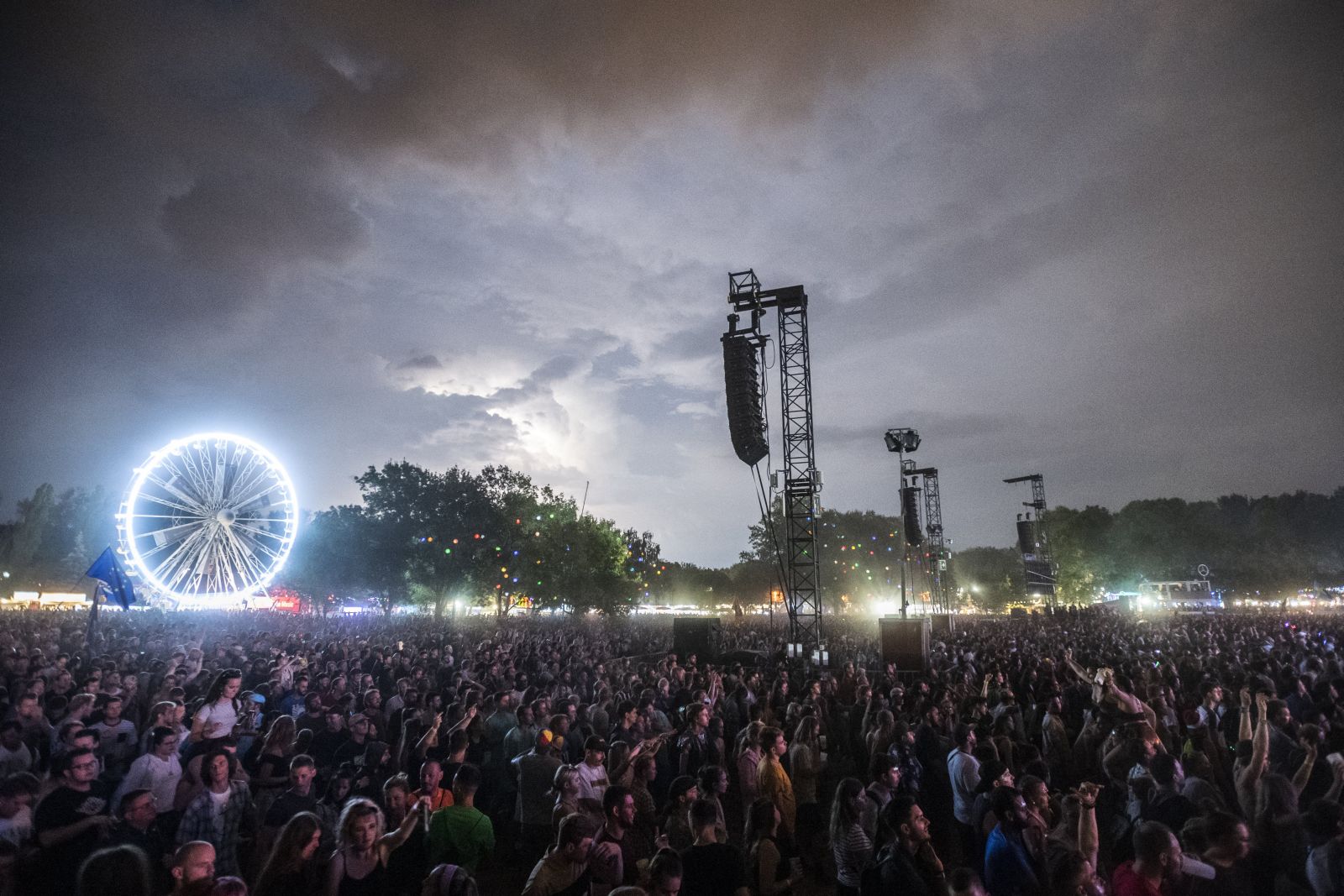 Az amerikai Big Thief indierock-zenekar koncertje a 27. Sziget fesztiválon az óbudai Hajógyári-szigeten 2019-ben. Sziget Fesztivál 2022 Magyarország, fesztivál koncert, line up magyar fellépők
