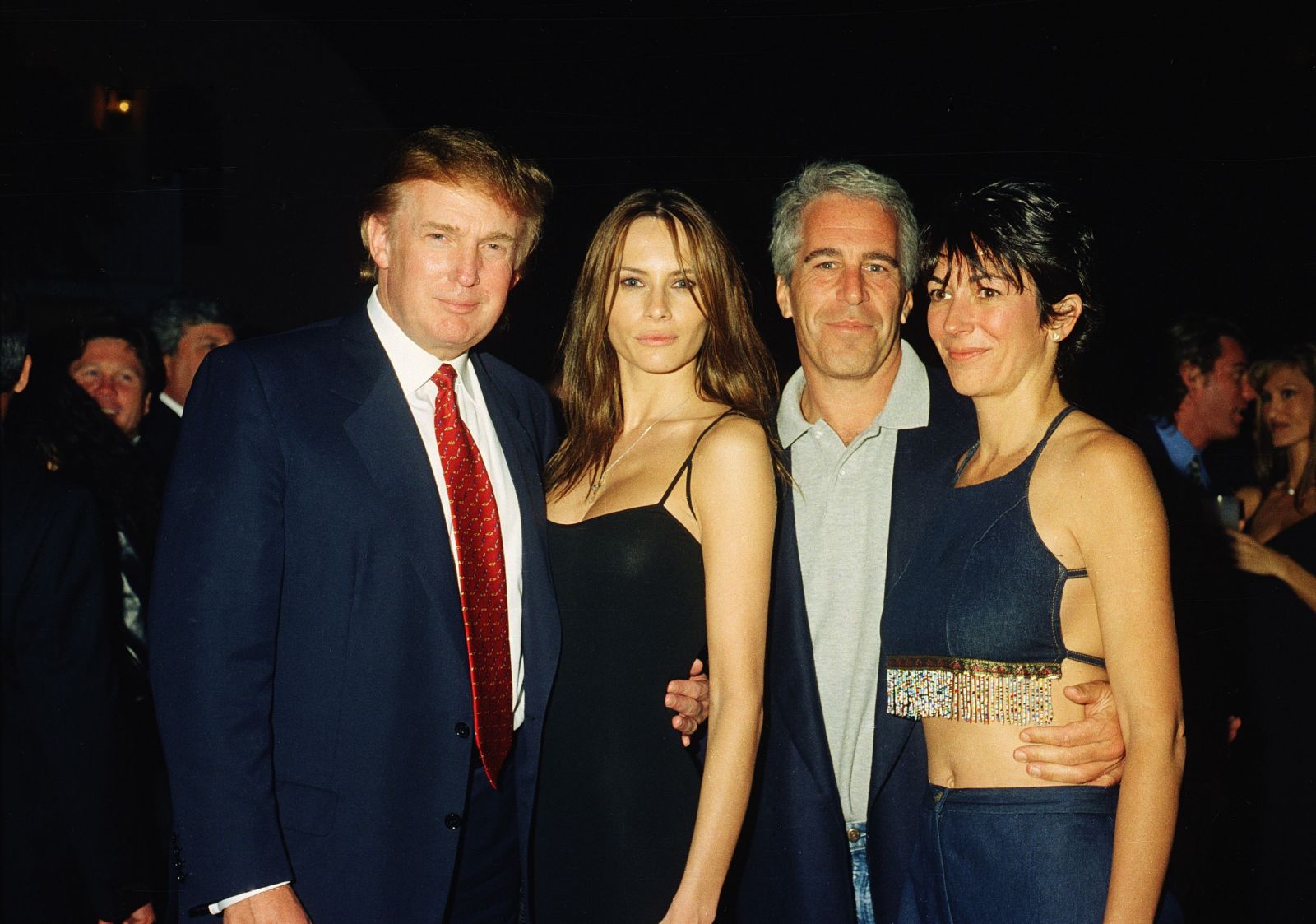 Jeffrey Epstein Ghislaine Maxwell szexuális bűnöző megrontás fiatalkorú kiskorú megrontás bűncselekmény Trump üzletember milliárdos story kerítés zaklatás bíróság börtön