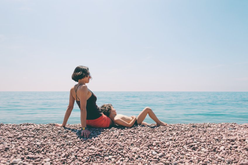 femanyu anyuka kisfiú strand part kavics nyaralás