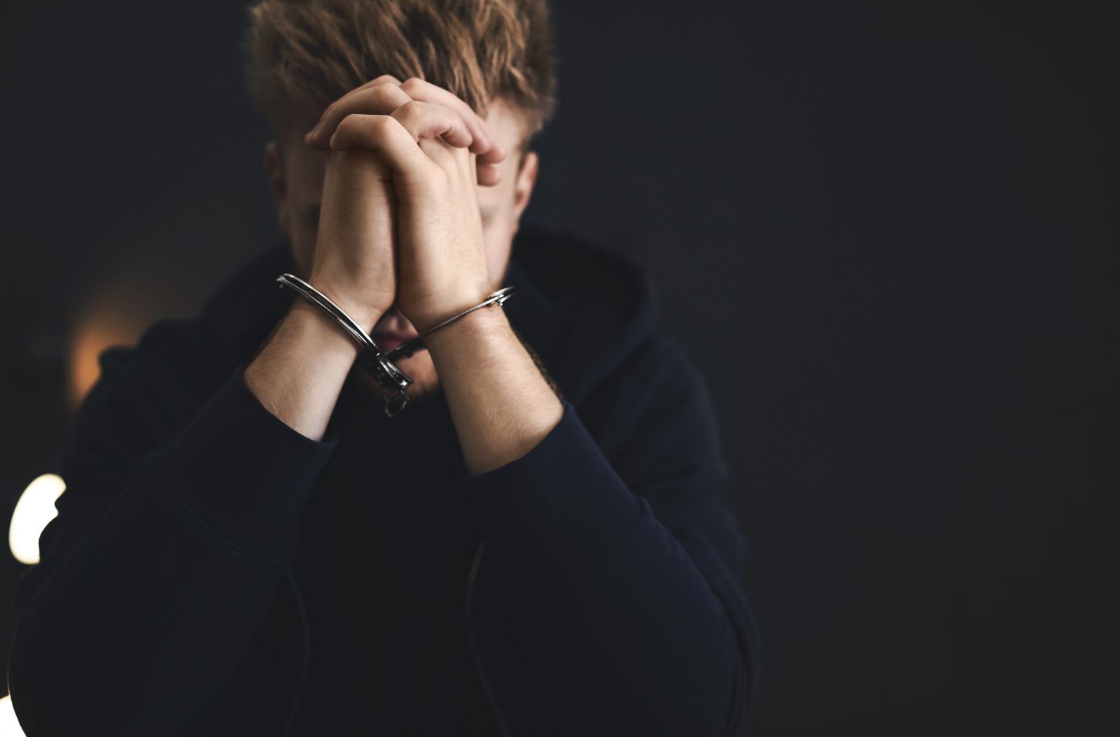 Elf Bar bűnöző letartóztatás eljárás illegális kereskedelem birtoklás divat 2022 rendőrség NAV dohány nikotin 