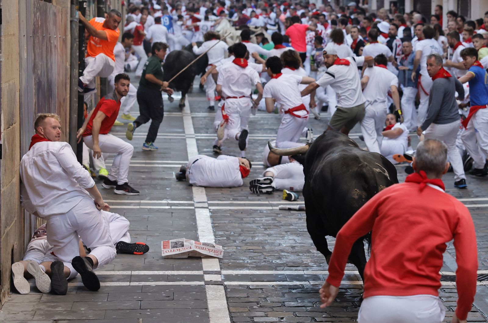 bikaviadal bikafuttatás öklelés baleset fesztivál Sanfermines San Fermín-ünnep Spanyolország Pamplona 2022 hagyomány bika