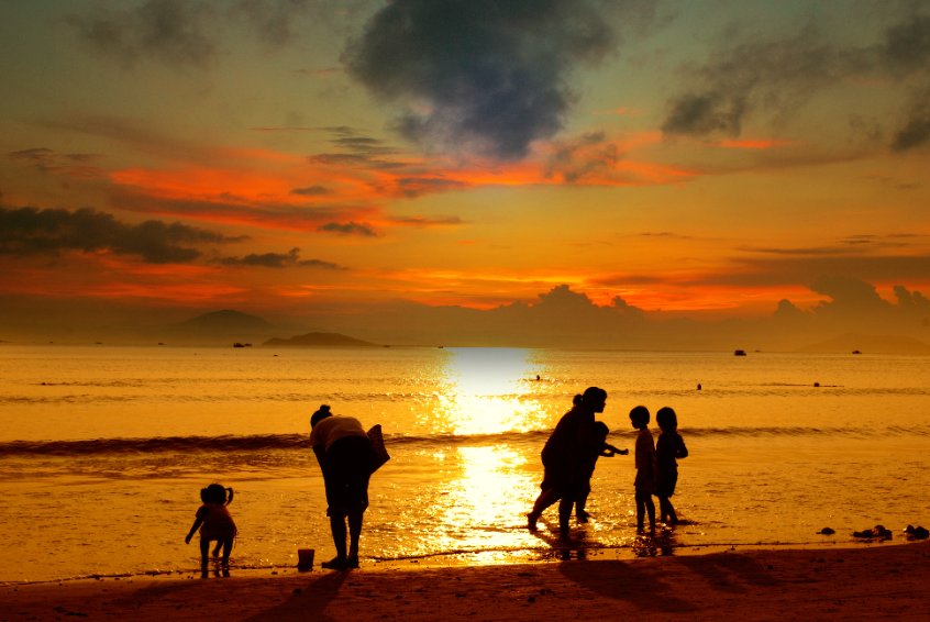 családi nyaralás tengerpart naplemente