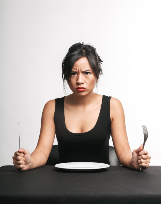 éhség harag fiatal ázsiai nő fekete haj üres tányér