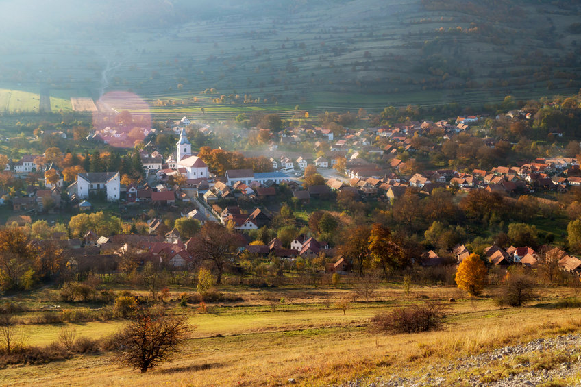 erdély templom utazás fotó táj zöld természet épületek házak