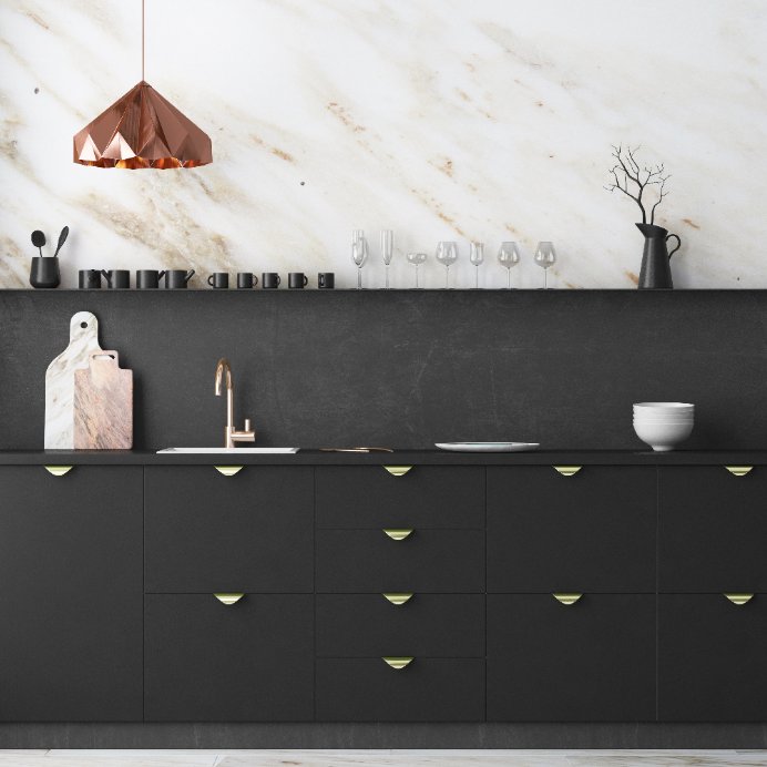fekete konyha pult szekrény lakberendezés fehér fal márvány minta