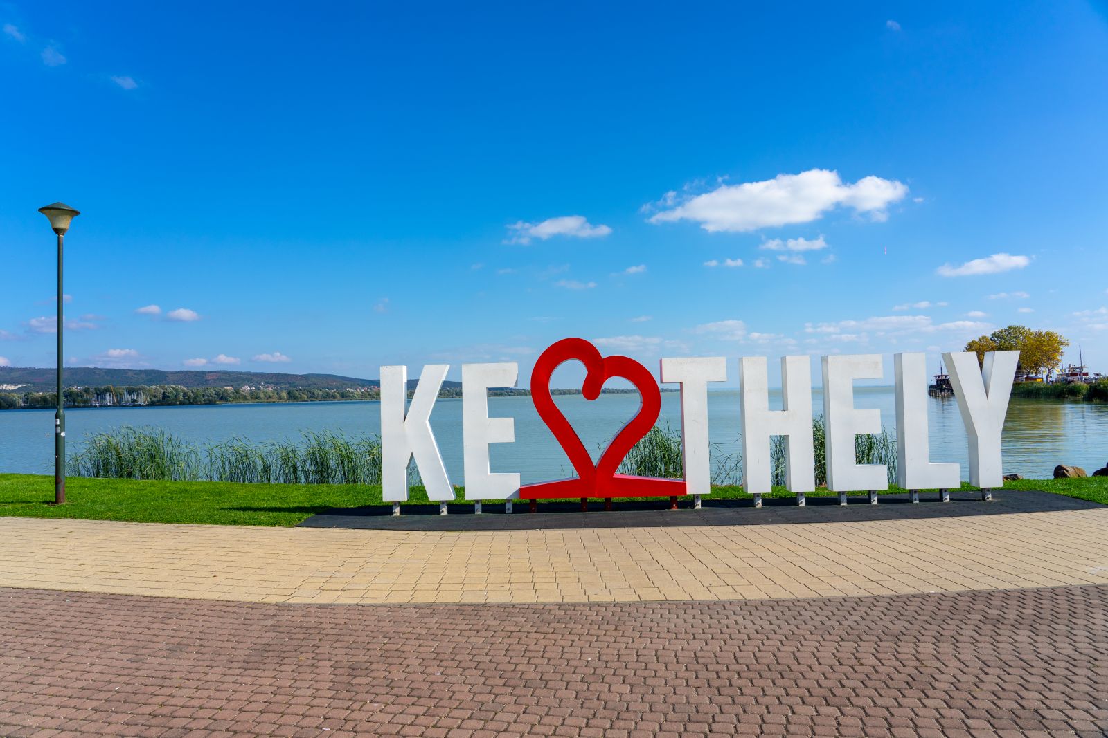 Balaton Keszthely nyaralás strand strandszezon fürdőzés úszás szabadstrand baleset fa kidőlt 