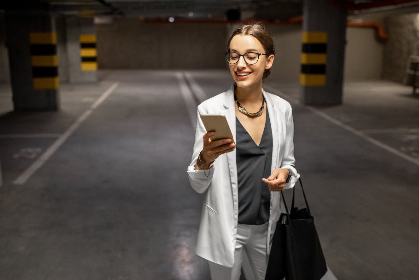 fiatal nő telefon applikáció mobil parkolóház