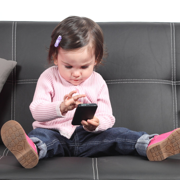 kisgyermek lány baba okos telefon eszköz mobil fejlődés