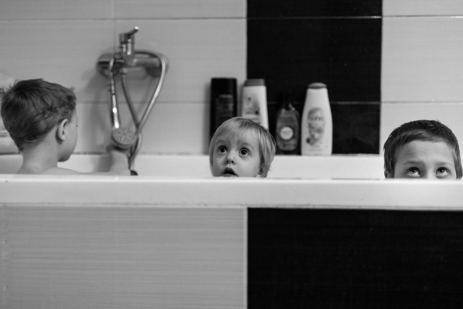 család gyerekek fürdés fekete fehér