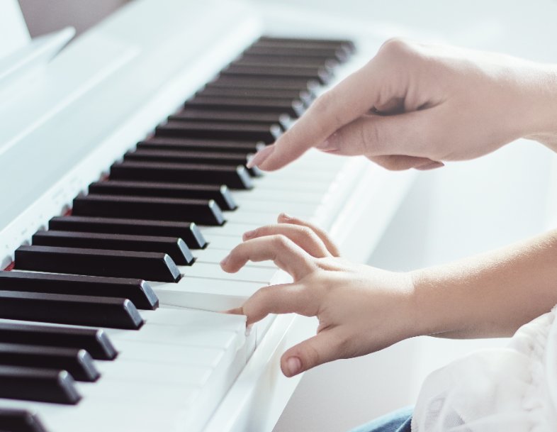 iskola zongora lecke óra gyerek tanár kéz