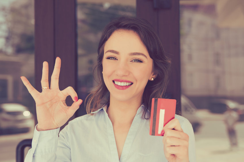 fiatal nő mosoly bankkártya öröm