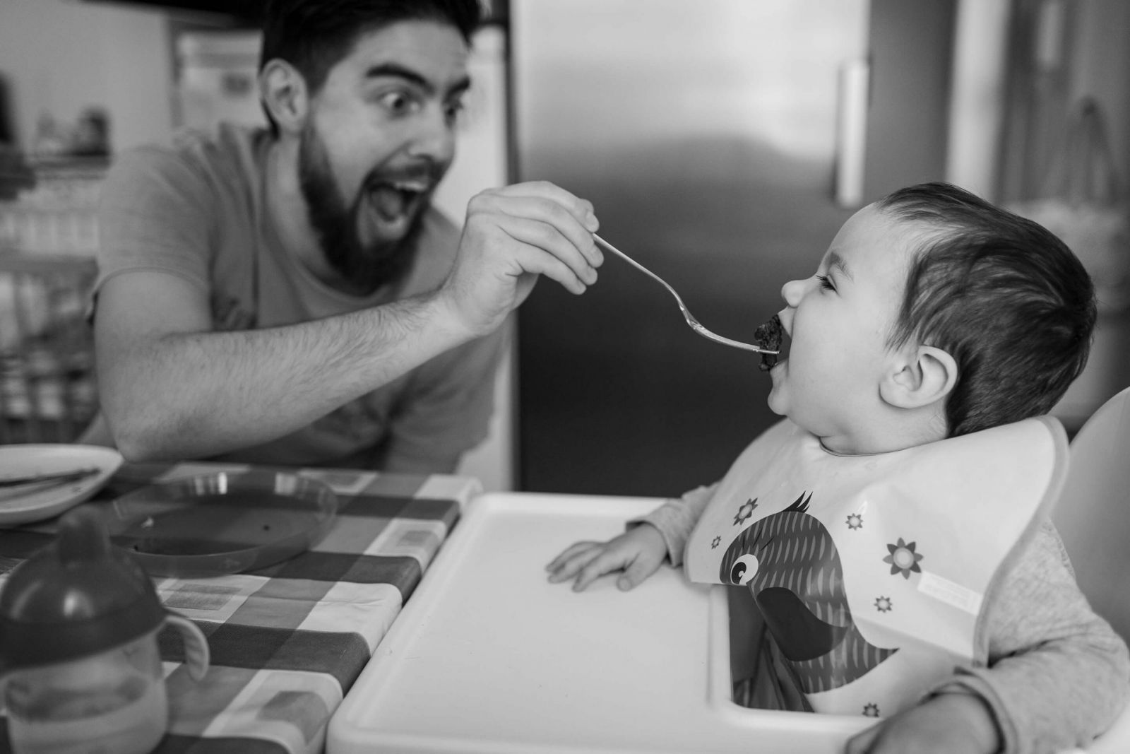 család etetés apa gyerek étel fekete fehér