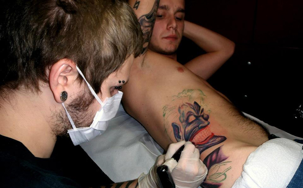 Rózsás Péter munka közben, Gabo Art Tattoo, Sopron
