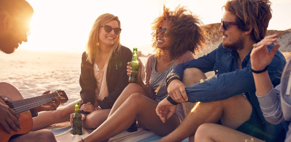 sör nyár haverok barátok strand part Heineken üveges frissítő üvegforgács üveg visszahívás veszély fogyasztás 