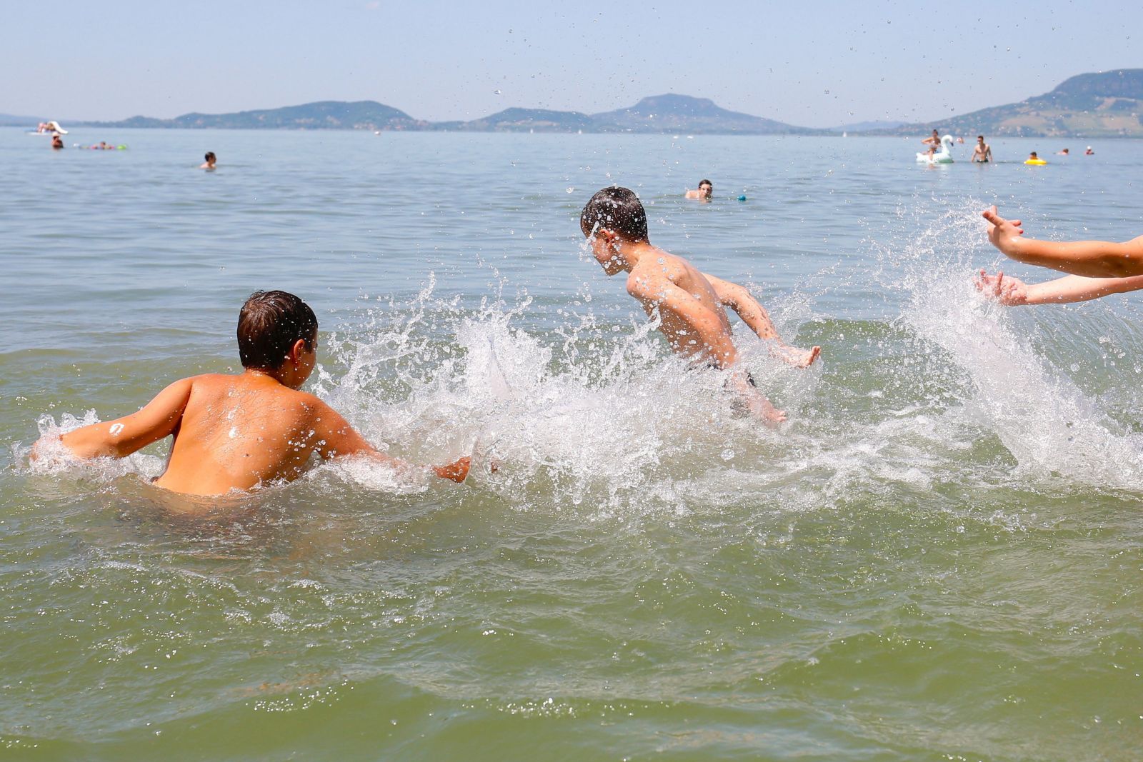 Fürdőzők a kánikulában a balatonfenyvesi szabadstrandon. Balaton kánikula gyerekek fürdőzők Magyarország hőség hőségriadó baleset úszás pancsolás ugrás 2022 nyár