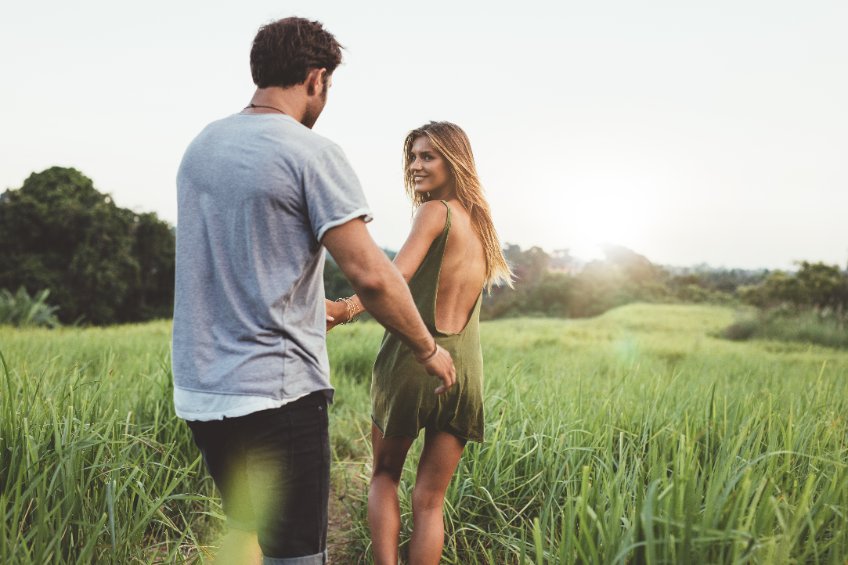 szerelem kapcsolat nő férfi fiatal pár mező zöld ruha szőke lány