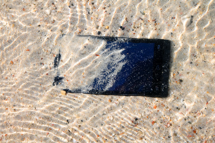 telefon víz alatt tenger homok