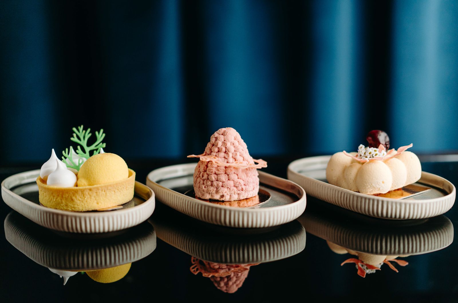 velvet bar cafe al habtoor palace budapest sütemények