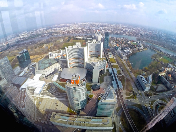 Kilátás az ENSZ épületeire és az Alte Donaura