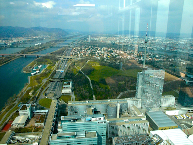 Kilátás a bécsi hegyekre és a Donauparkra