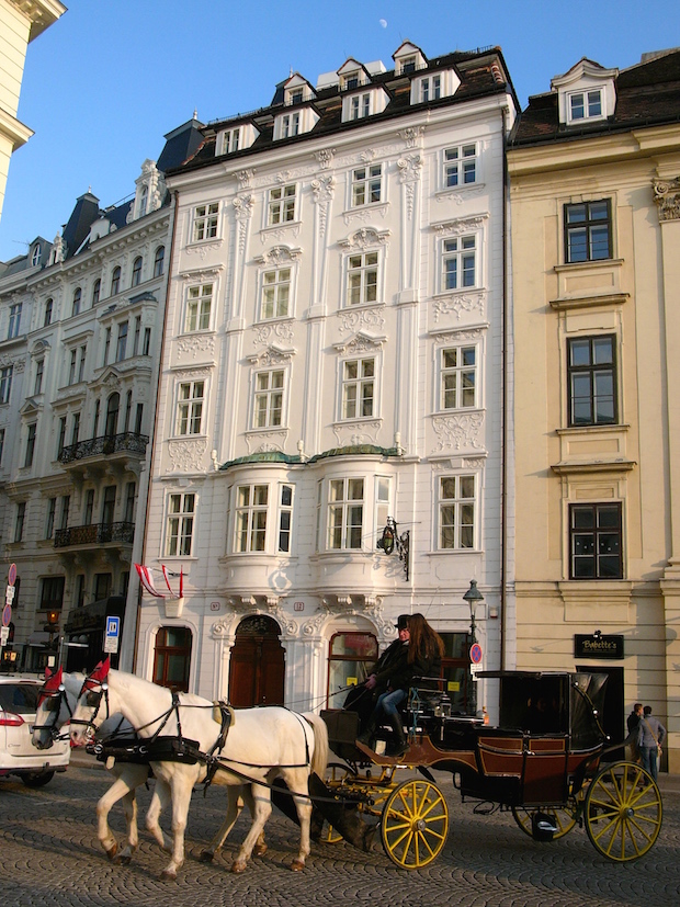 Az Urbanihaus előtt kanyarodik a fiáker