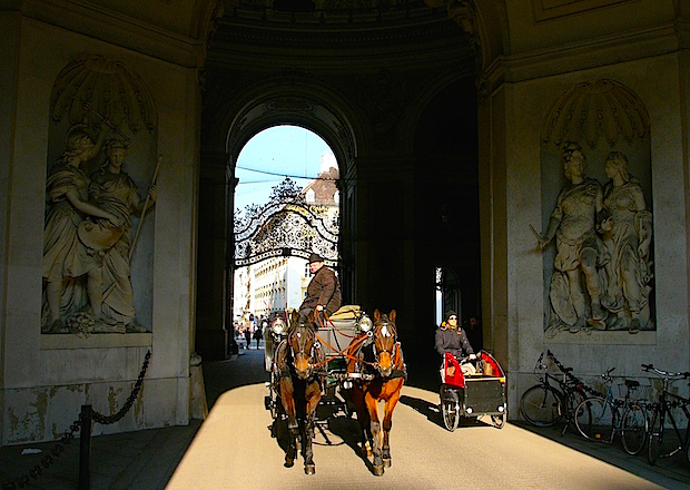 Ki fiákerrel, ki gyerekkocsival