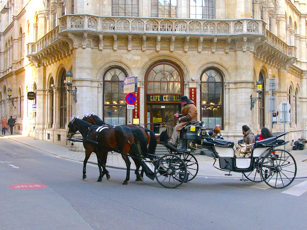 Kanyarodik a fiáker a Café Central előtt