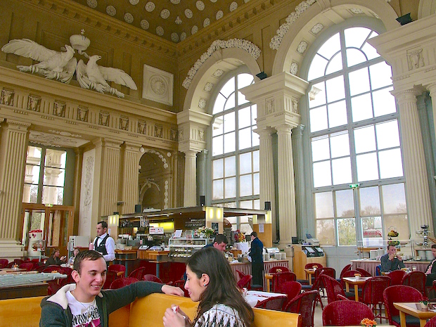 Rezsicsökkentés előtti kétfejű sas a Café Gloriette-ben