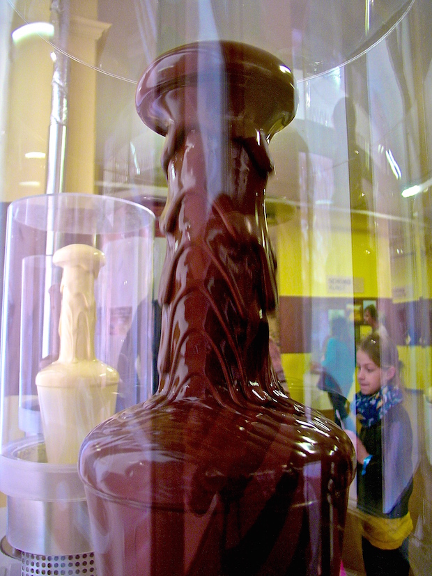 Különös mintákban folyik le az olvadt csokoládé