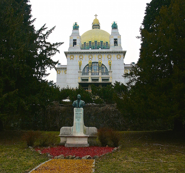 Az intézetalapító, Leopold Steiner szobra