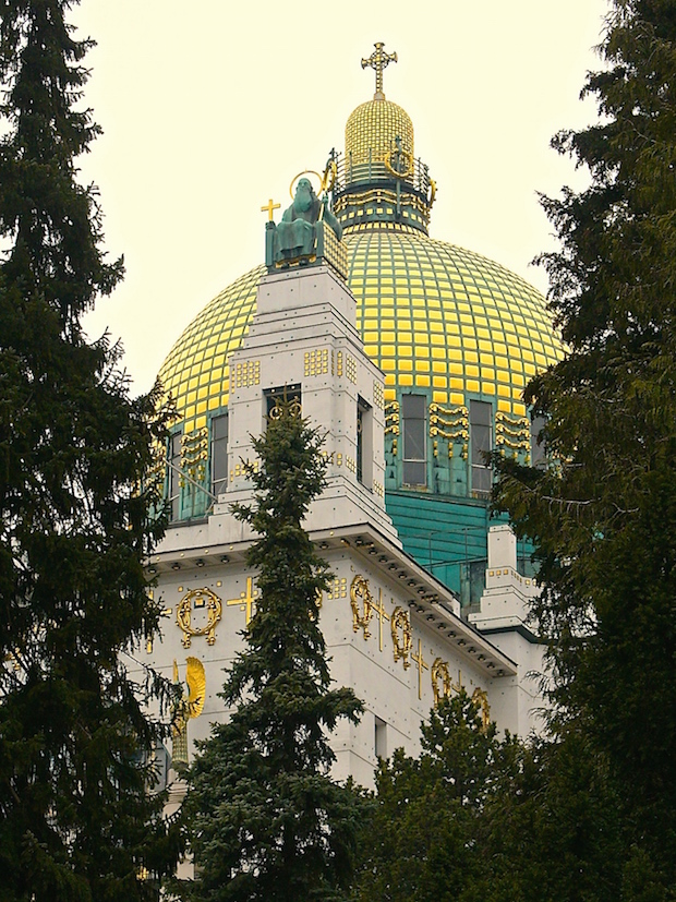 Az arany kupola feltűnik a park fái között