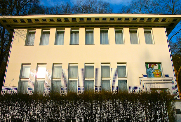 A második villa utcai homlokzata