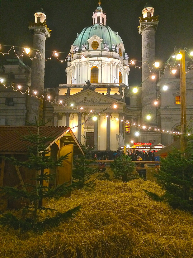 Barokk díszletek előtt bokáig gázolunk a szalmában