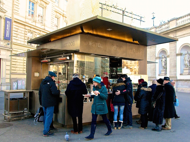 A Bitzinger Würstelstand az Albertinánl